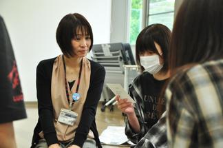 学生のコメントに耳を傾ける北原由美子さん（筑後市職員）