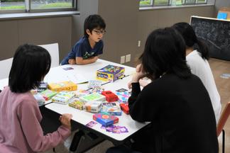 学生と子どもが一緒にゲーム