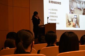 実習報告を行う臨床検査専門学校の3年生