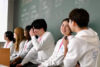 参加者からの質問に答える学生たち