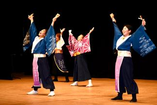 「福の神」とオリジナルソングを披露