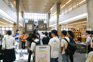 地域にも開放されている御井図書館