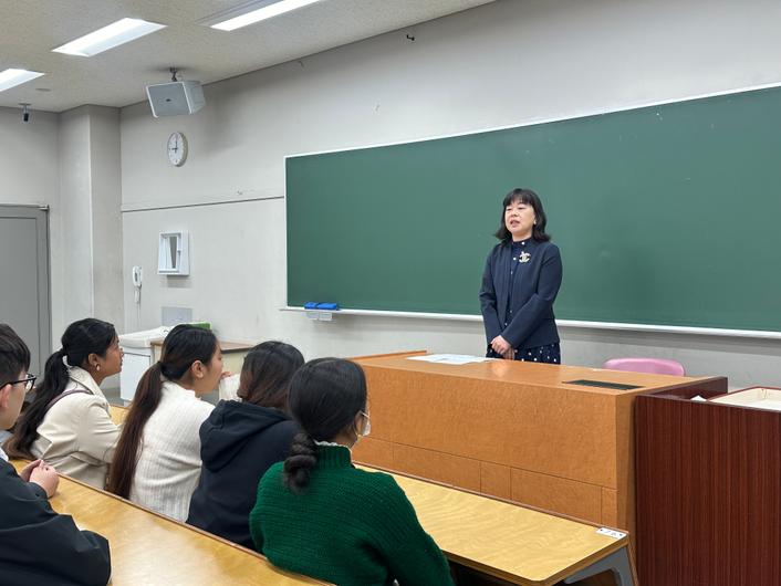 留学生別科長　金 瑢 教授