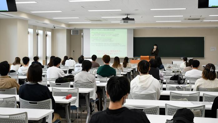 卒業生が講師として登壇―キャリアデザイン2【文学部情報社会学科】