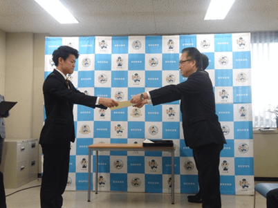 本学学生2名に福岡県警察生活安全部長から感謝状が贈呈