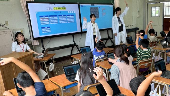 学生サークルteam.csvが福岡市の小学校でプログラミングの授業を実施【商学部】