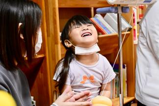 パフォーマンスを楽しむ子ども