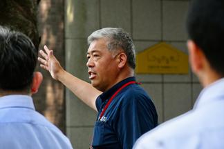 学内施設を案内する職員