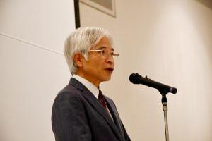 挨拶する山田教授