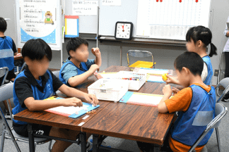 美術では、材料や道具を仲間と共有して使うためのルールを学びます