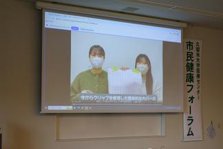 作り方を動画説明する（左から）木下さん、中田さん（文学部情報社会学科3年）