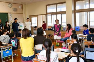 自己紹介をする学生たち