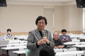 質問する中国社会科学院人口与労働経済研究所の王橋教授