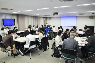 認知症の支援に関わるさまざまな職種の方にご参加いただきました