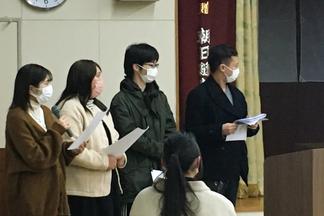 発表する学生