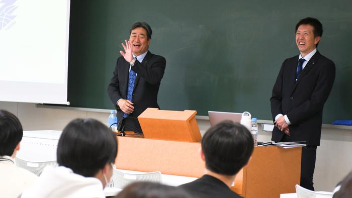 卒業生による「キャリアデザインⅡ」ゲスト講義 ― 文学部情報社会学科 ―