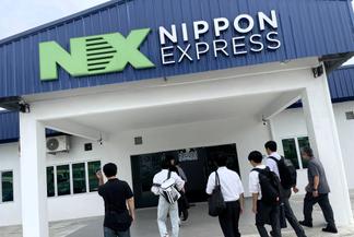 社屋に入る学生たち