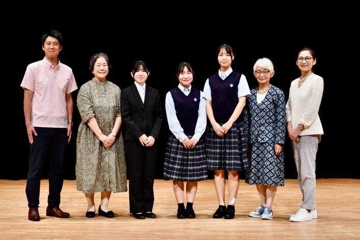 パネリストの皆さん（左から）簑原市長、櫻木実行委員長、森山さん（３年）、川原さん・西村さん（輝翔館中等教育学校）、狩野氏、大崎氏