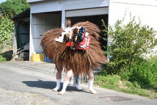 坪舞を披露する2頭の獅子