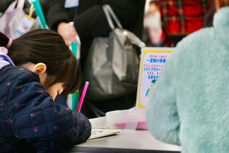 冒険の準備をする子どもたち