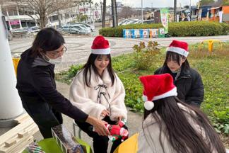 ライトアップの準備をする学生