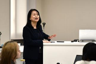 総括する酒井佳世准教授