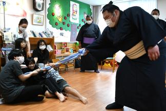お相撲さんと力くらべ