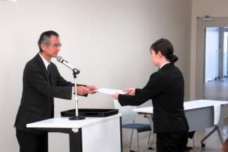 表彰状授与の様子