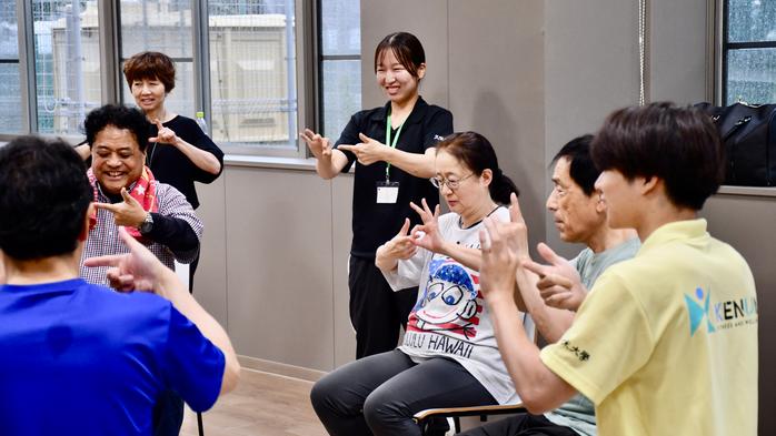 卒業生と学生で運営する「アンチエイジング教室」が開催されています