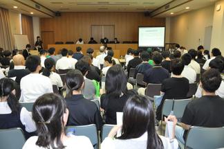 模擬法廷（法学部）では架空の事件の模擬裁判を体験していただきました