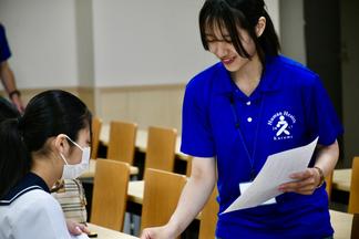 学生スタッフが進行をサポート