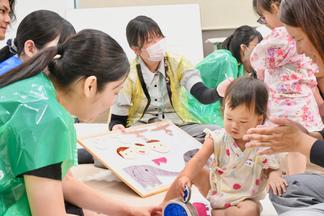 楽しく遊ぶ様子
