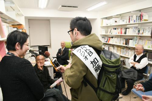 文学部長室での取材の様子