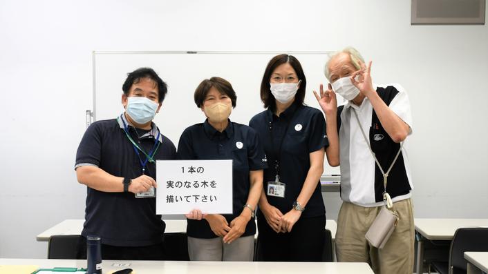 （左から）小路純央教授、看護学科老年看護学/古村美津代教授・草場知子講師、「ものわすれ予防検診」の発起人/森田喜一郎客員教授