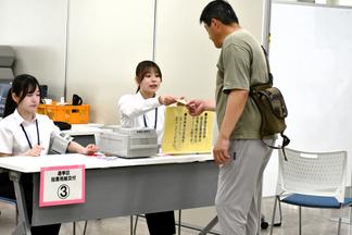 選挙区の投票用紙を交付