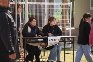 イベントの参加受付で支援する学生