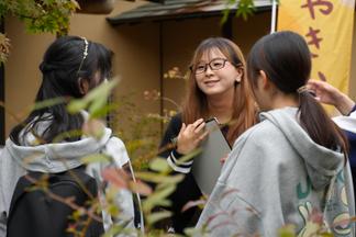 取材内容を振り返り、意見を交わす学生たち