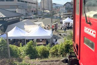 車内からも会場が見えます。次の停車駅は「久留米大学前」です。