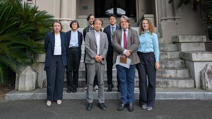 内村学長と大学本館前で