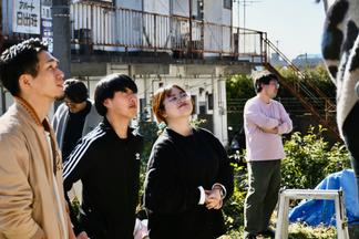 作業の様子を見守る学生たち