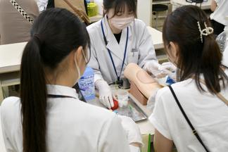 模擬採血を体験する参加者