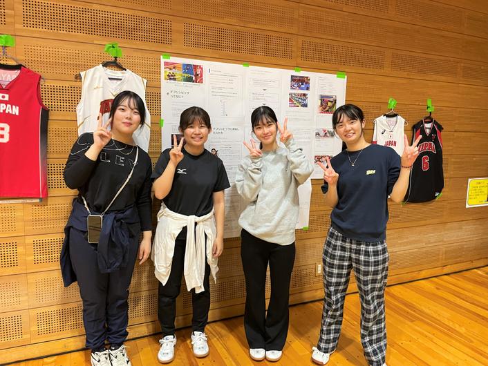 左からボランティアに参加した医学部看護学科の高柳さん、五十嵐さん、関さん、副島さん