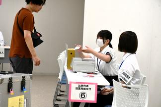 比例代表の投票用紙を交付