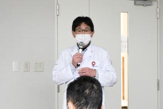 開会の挨拶をする溝口充医学研究科長