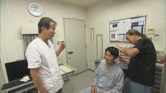 患者さんにモニターをつけ睡眠障害の有無を脳波でチェックする研究