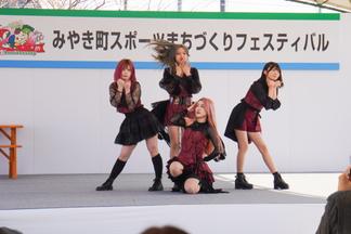 イベントのオープニングを務めた絣藍ドル・あいくる