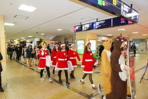 イベントを告知する学生たち