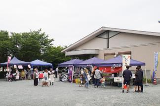 さまざまな露店が軒を連ね多くの来場者が訪れました