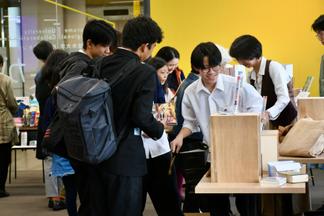 学生や教職員、地域の方など9店舗が出店