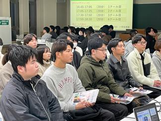 真剣に話を聞く学生たち